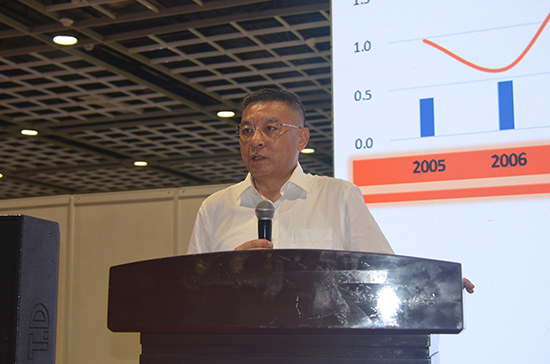 1625031901660040zqcr.jpg 学会常务副理事长赵伟建作大会报告.jpg